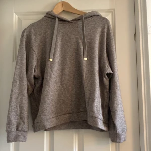 Söt hoodie💘 - En superfin hoodie från Lindex som är sparsamt använd! (Super skick) köptes för inte så länge sedan men säljer pga att den är för liten för mig💘