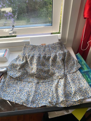 Super söt kjol  - Köpte denna förra sommarn, knappt kommit till användning. Men super fin. Strl S