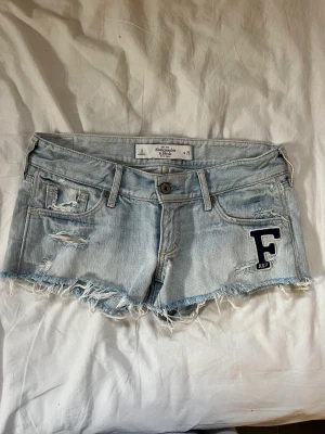 Lågmidjade jeansshorts  - Säljer de här snygga jeansshortsen som är alldeles försmå och har inte heller då någon bild på hur de ser ut på. En cool detalj med ett F!