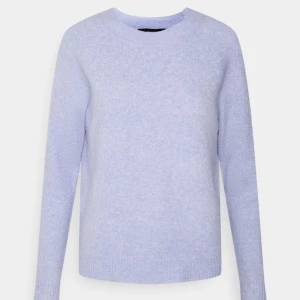 Vero Moda stickad tröja  - En stickad tröja från vero Moda, kom privat för bättre bilder. Använd runt två gånger och är i bra skick. Kan sänka i pris. Man ser inte färgen så bra men den är ljus lila 