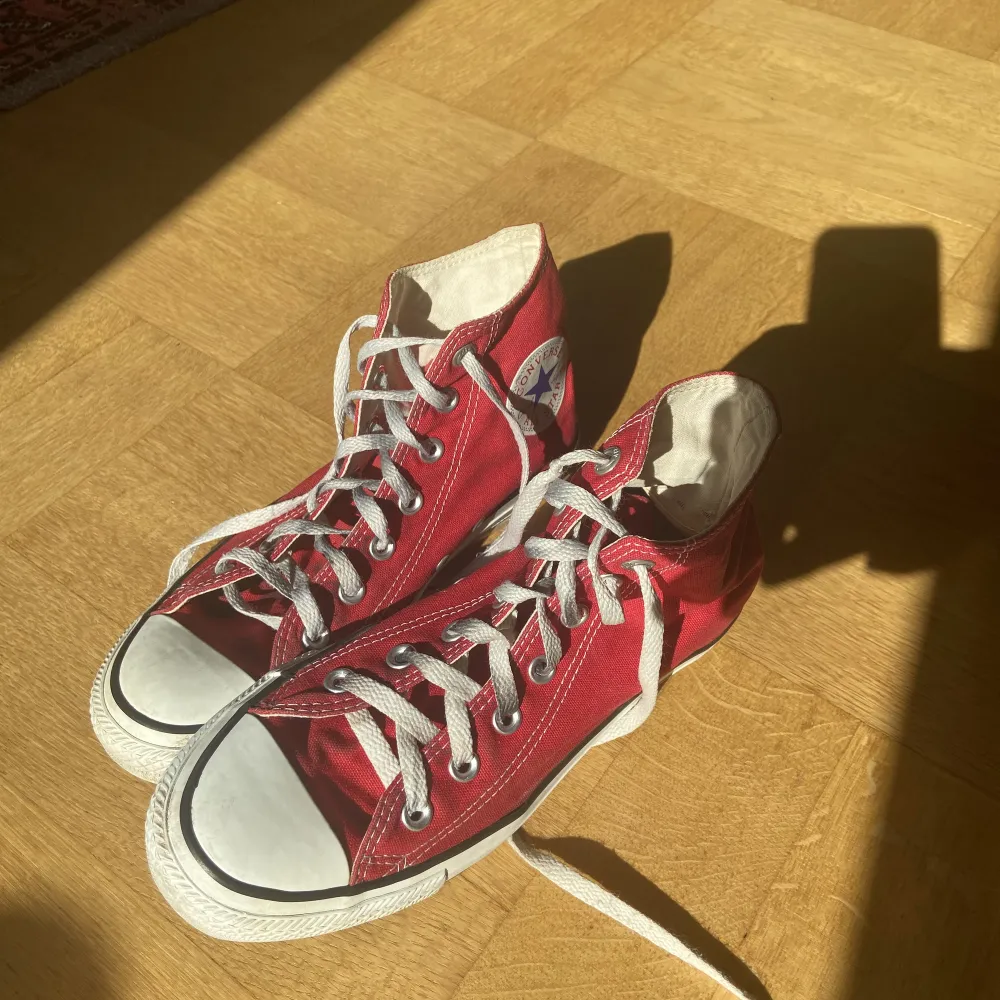 Röda converse i storlek 39. Dem har tvättats sedan som senast används . Skor.