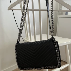 Väska  - Väska från ginatricot, 27 cm bred