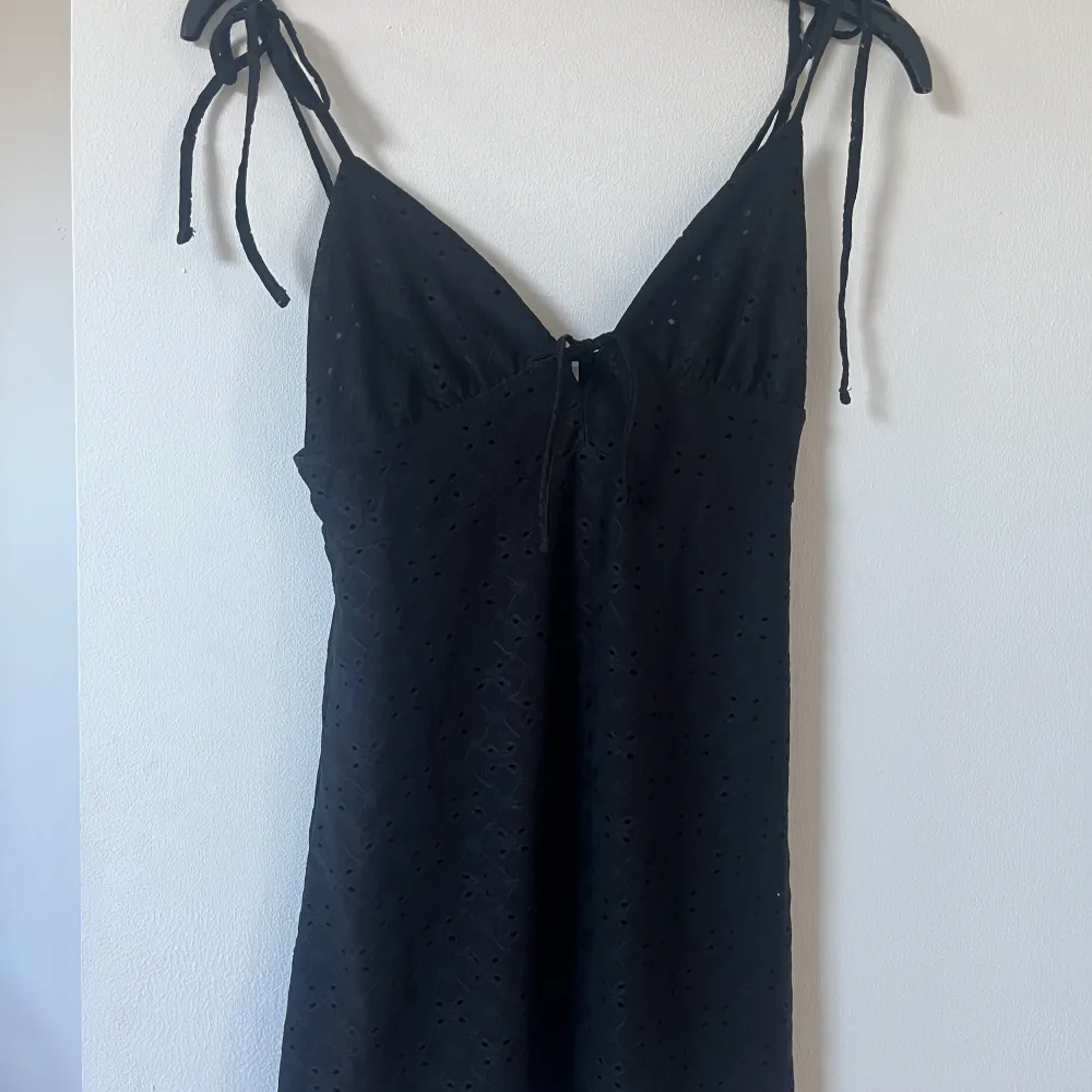 Supersöt svart klänning perfekt nu till sommaren!! 🥺🙏🏼 mer bilder finns vid intresse!. Klänningar.