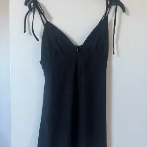 Supersöt svart klänning perfekt nu till sommaren!! 🥺🙏🏼 mer bilder finns vid intresse!