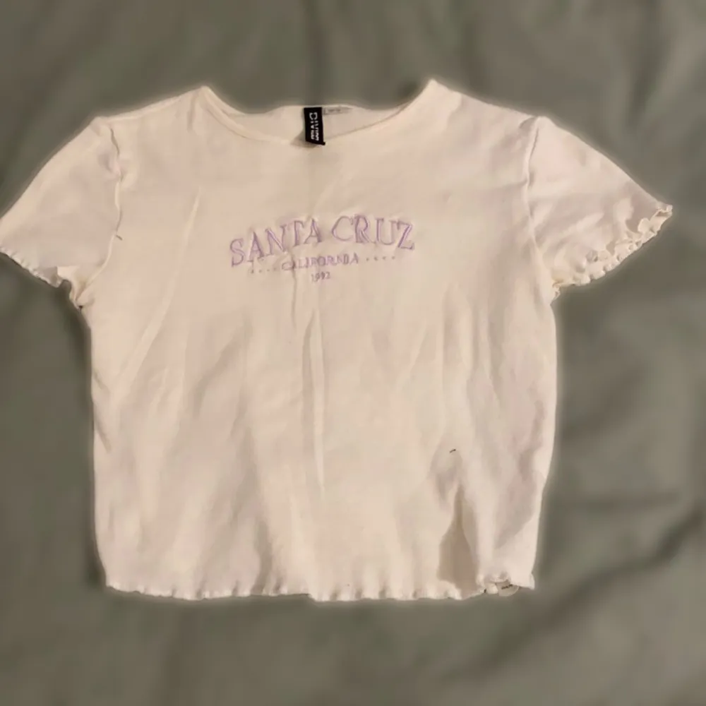 Denna söta t-shirt köptes från H&M. Bra kvalite med ”Santa Cruz” tryck.. T-shirts.