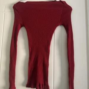 Säljer min röda klänning/tröja som jag fick i somras. Ser tight ut men den anpassar sig efter ens kroppsform. Använd 1 gång. 