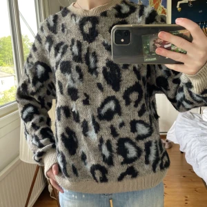 Leopardtröja - Leopardtröja (mjuk) med fina beiga muddar!