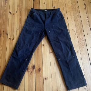 Dickies carpenter byxor - Väldigt fina, köptes på carlings för cirka 5 månader sedan, skick: 9/10 är perfekt långa för mig, jag är 178 cm. Skriv till mig innan du köper. //Valdemar