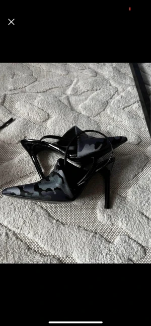 Klackskor  - Ett par oanvända klackskor i storlek 37. Säljer då jag inte kunde ha dom tyvärr.