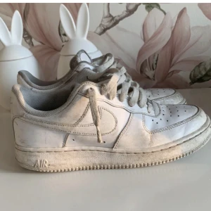 Air force 1 vita - Har använt de här skorna i 2 månader. Har med låda och innan jag skickar dem så tvättar jag dem och man måste swisha först innan jag skickar dem