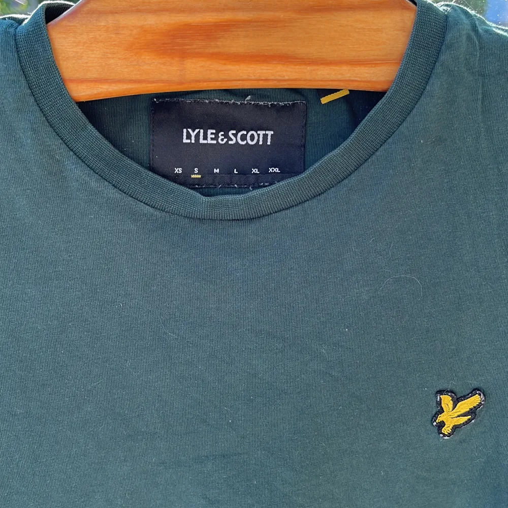 T-shirt från Lyle & Scott, storlek S, inga tecken på användning. Pris går att diskutera vid snabb affär, hör av dig vid frågor eller om du vill ha fler bilder. . T-shirts.