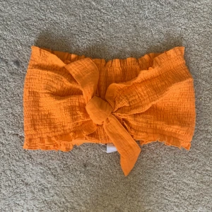 Tanktop med Knut  - En jättesöt tanktop med Knut utan täcken på användning. Ribbad med en liten gummilinje på insidan för att den ej ska kunna åka av.