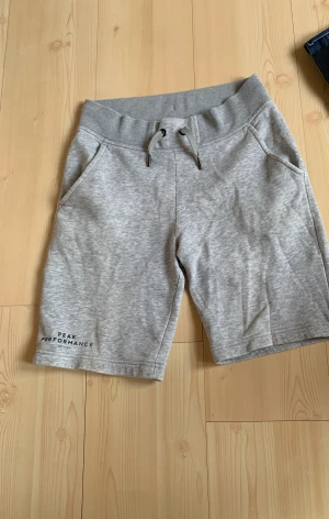 Peak performance shorts  - Mycket sköna peak performance mjukis-shorts i storlek 160