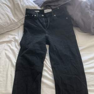 Ett par snygga svarta jeans från ck som är tyvärr för små för mig, köpta för 700. Pris kan diskuteras, stl w25 passar xs 