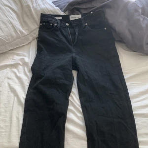 Calvin Klein jeans  - Ett par snygga svarta jeans från ck som är tyvärr för små för mig, köpta för 700. Pris kan diskuteras, stl w25 passar xs 