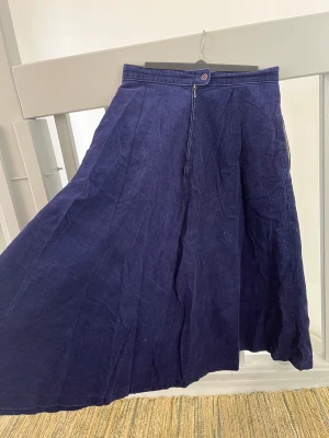 Blå manchesterkjol - Blå vacker manchesterkjol! Har fickor 🌷