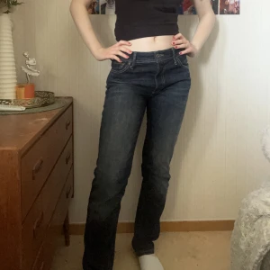 Blå raka jeans, Jack&jones  - Tänkte titta om någon skulle vara intresserad av dessa jeans från jack&jones. Storlek strl 28 längd 32. Är perfekta i längden på mig som är 167, lite stora i midjan dock.  120kr + frakt 💘