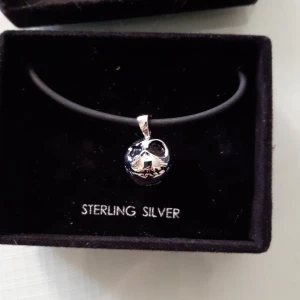Halsband - Hälsband i silver. Läderband och originalask  Alsrig använd 