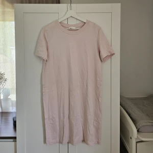 T-shirt klänning  - Sparsamt använd, från H&M. 