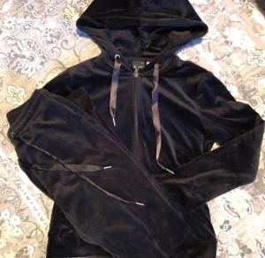 Velour tröja - Säljer min gosiga tröja från gina, den har snören såklart kvar men silver grejerna har åka av med de är inget man tänker på! Arnars är den i topp skcik och är också öppen för byten mot en annan färg!🖤💙