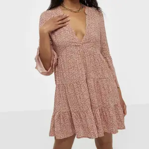 Säljer denna fina klänningen, perfekt inför sommaren. Endast använd ett fåtal gånger så är i jättefint skick! Köpt på Nelly.com