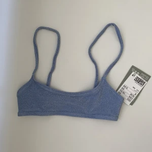 blå glittrig bikini överdel  - blå glittrig bikini överdel från hm, oanvänd och har prislappen kvar