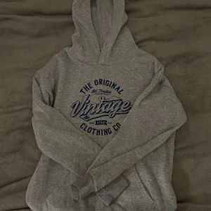 Grå hoodie med tryck - Mysig hoodie för bra pris!