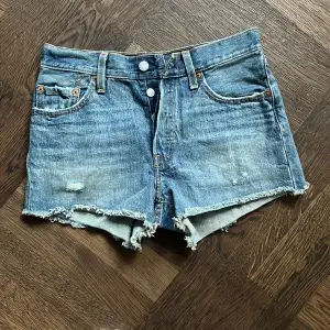 Ett par snygga blåa shorts från Levi’s 