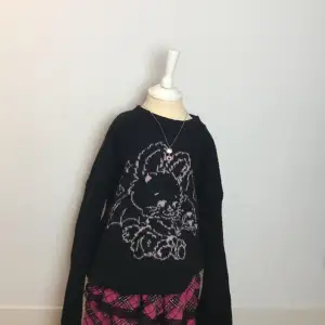 Jätte gullig kanin sweater 🐰💗🖤Varm och mysig. Storlek S, lappen som storleken står på håller på ramla av men annars är den i bra skick.💗200kr nypris.