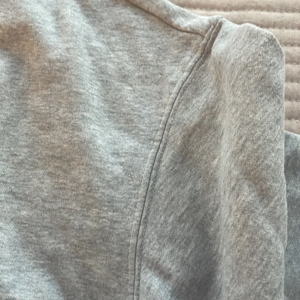 Grå trekvartslång tröja från HM! Köpt för längesedan men har inte kommit till användning!😻. Tröjor & Koftor.