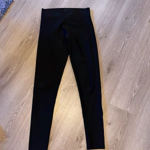 Träningstights  - Träningstights från Blacc bra skick inte mycket använda. 