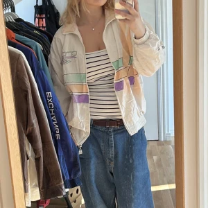 Vindjacka - Supersnygg vindjacka köpt på en secondhand i Milano! Använd typ 3 gånger och har inga defekter! Den har ingen lapp men skulle säga att storleken är S🪴