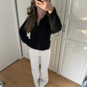 Stickad tröja - Säljer just nu en stickad tröja från ”hennes collection”. Skön då den inte är allt för varm och kan användas i sommar💘storlek är M men sitter som en S