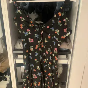 Supersöt kort klänning från zara i storlek XS. Knappt använd 