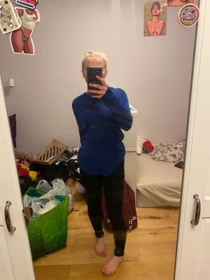 Fin knyt tröja - En mörk blå tröja med snören i varsin sida som går att knyta enligt en själv vill, helt oanvänd med lappen kvar