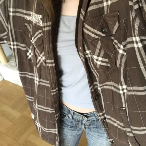 Rutig fodrad jacka  - En jättefin jacka som är fluffig inuti. Det är varm men är lite för stor för mig. Skulle säga att storleken är M/L men det står regular fit så den passar många, jag har till exempel rullat upp ärmarna. Köpt för 500kr, kan skicka mått och fler bilder :)