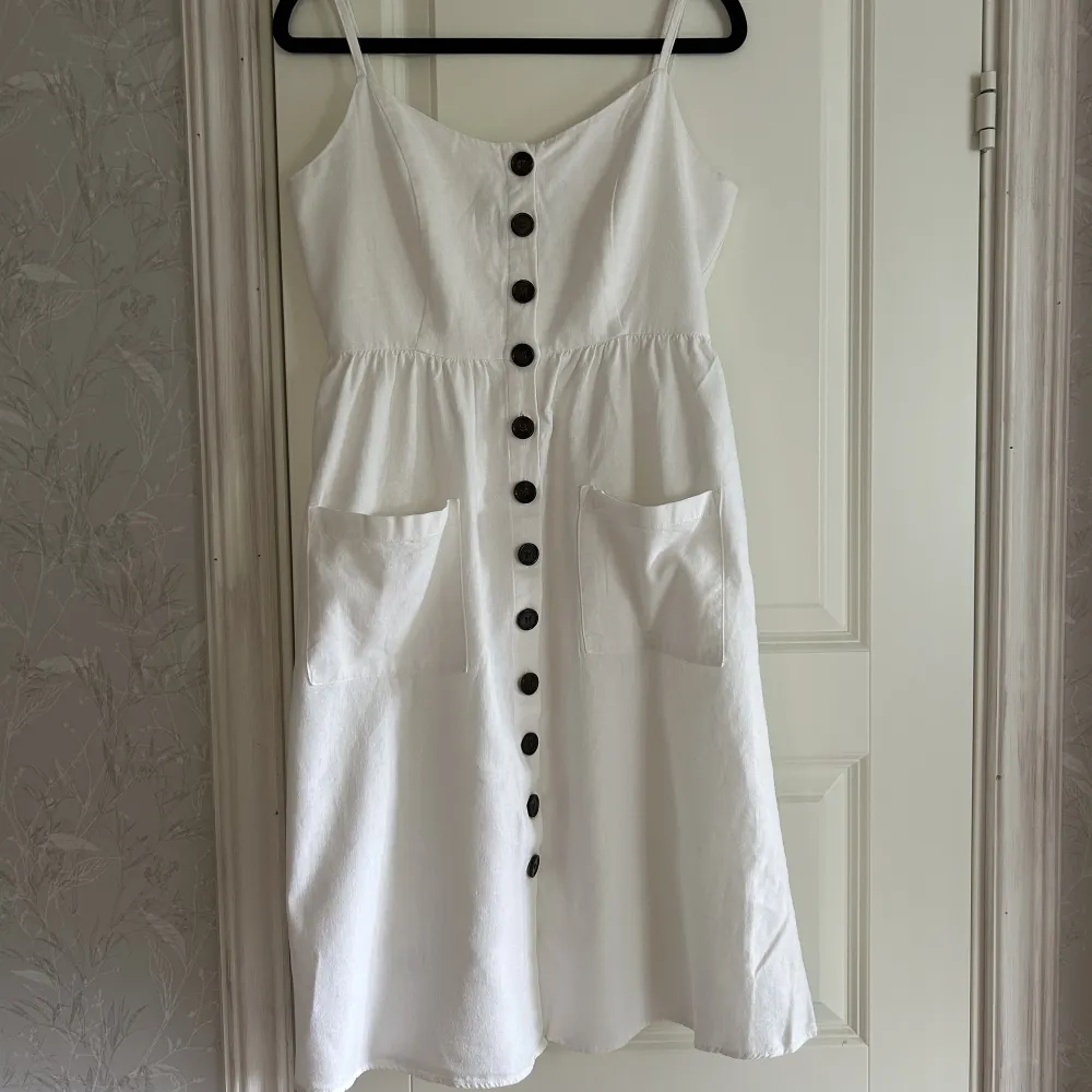 En jättefin vit linne klänning (50% linne 50% viskos) från .object i storleken 36. Har endast använt den 1 gång så den är som ny. . Klänningar.