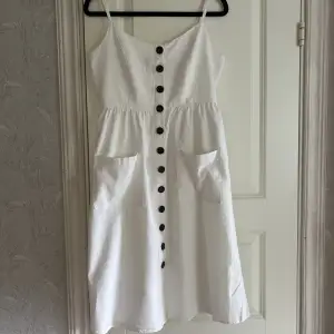 En jättefin vit linne klänning (50% linne 50% viskos) från .object i storleken 36. Har endast använt den 1 gång så den är som ny. 