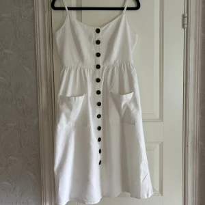 Vit linne klänning  - En jättefin vit linne klänning (50% linne 50% viskos) från .object i storleken 36. Har endast använt den 1 gång så den är som ny. 