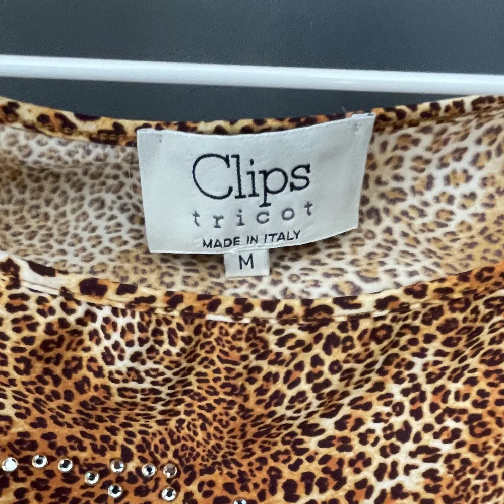 Så snygg clips topp med leopard mönster och rhinestones. Defekt vid en av sömmarna, annars superbra kvalitet. Det går bra att fråga om bilder om det önskas. Det står storlek M, men är mer som S.. T-shirts.