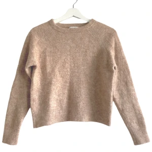 Stickad Tröja  - VARAN KAN KÖPAS DIREKT PÅ VÅR HEMSIDA, ettmarke.se 🌟 Märke: Carin Wester. Färg: Beige. Storlek: S enligt lapp. Totallängd: 52 cm. Axelbredd: Ca 35 cm. Ärmlängd (från ärmhålan): 45cm. Skick: Fint skick! 