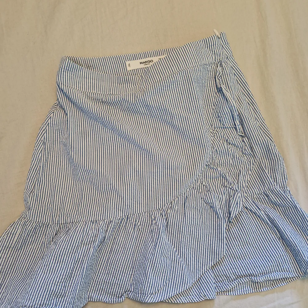 Jättefin kjol från mango med blå vitta ränder❤️ inga fläckar eller skador, säljer pågrund av att den är för liten💕. Kjolar.