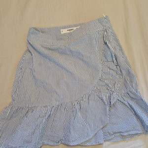 Jättefin kjol från mango med blå vitta ränder❤️ inga fläckar eller skador, säljer pågrund av att den är för liten💕
