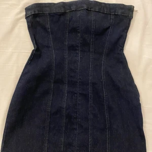Jeansklänning - Superfin miniklänning i jeans från zara. Den har dragkedja på sidan och är strapless 