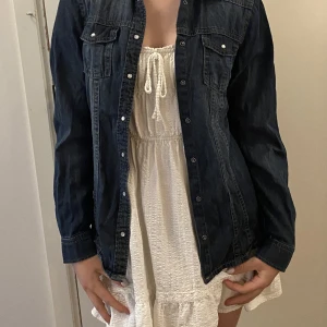 Oversized jeansjacka  - Så cool oversized jeansjacka. Knappt använd! 🤩👌🏻Tunn och luftig, perfa till sommaren💞