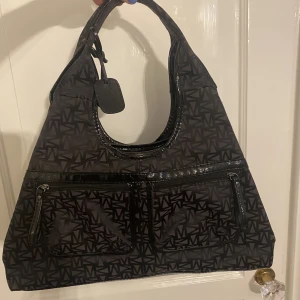 Väska - Så fin axelväska som tyvärr inte kommer till användning längre. 