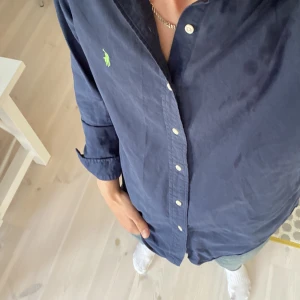 Ralph Lauren skjorta  - Tjabba! Säljer min riktigt feta Ralph Lauren skjorta som köptes förra sommaren för 1400kr men säljer för ändats 399kr! Skicket är 10/10 och passar S/M. Vid funderingar eller fler bilder är det bara att skriva!