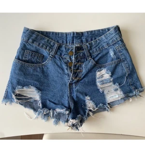 Jeansshorts - Jeanshorts som är midwaist/lågmidjade. Står stlk S men skulle säga XS. Köpare står för frakt.