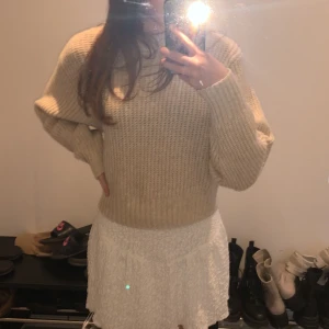Stickad tröja - Beige, Mysig, stickad tröja i nytt skick. Använt få gånger och är perfekt till en sommar kväll. Jag hade tipsat om att styla den med antingen en kjol eller jeans. Den är i xs men passar enkelt för S också😘