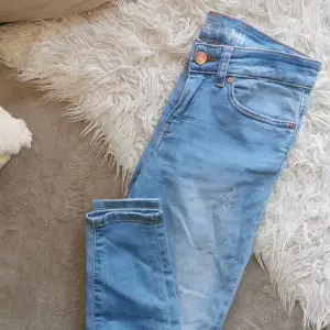 Ljusa jeans från NOISY MAY, stl 27/30